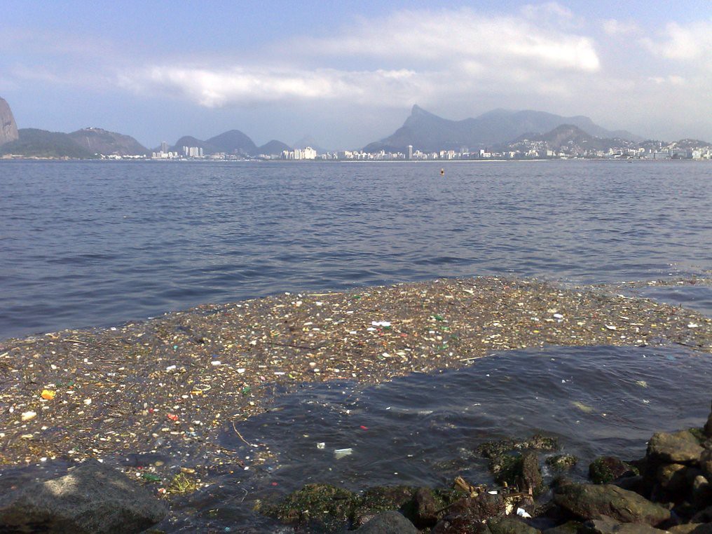 Oceanos com plásticos